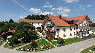 Bauernhof in Sonnen zum Wandern im Bayerischen Wald